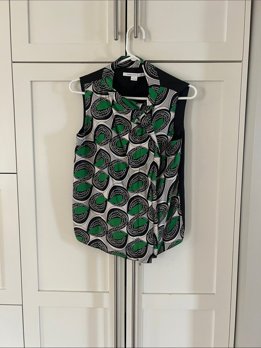 Diane Von Furstenberg 100% Silk Black, White & Green Sleeveless Full Zip Top 2